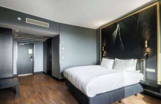 Отель Crowne Plaza Helsinki - Hesperia Хельсинки Улучшенный номер для некурящих с 1 кроватью размера "king-size"-2